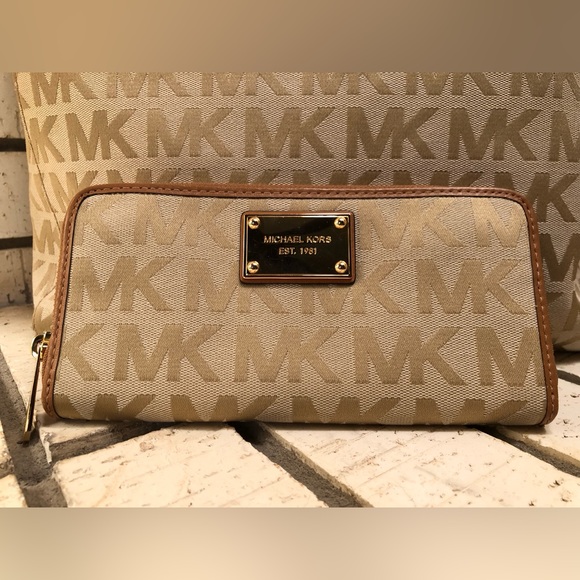 2 - Piece - Micheal Kors - Signature Jacquard North South Tote and Wallet - Picture 14 of 16